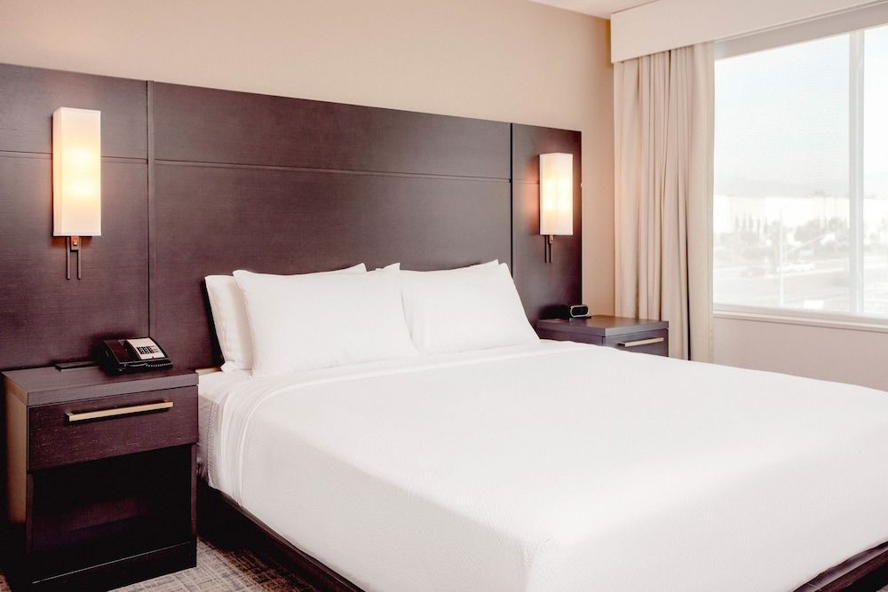 Suite, 1 King Bed with Sofa bed, Non Smoking (Hearing Accessible)