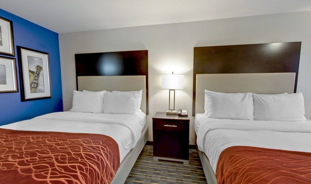 Comfort Inn & Suites Tigard near Washington Square Standard Room, 2 Queen Beds, Non Smoking (Pet Friendly) 4