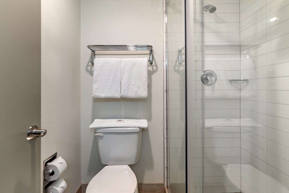 Comfort Inn & Suites Tigard near Washington Square Standard Room, 2 Queen Beds, Non Smoking (Pet Friendly) 6