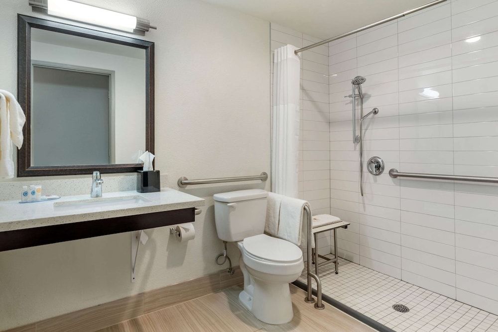 Comfort Inn & Suites Tigard near Washington Square Standard Room, 1 Queen Bed, Accessible, Non Smoking 4