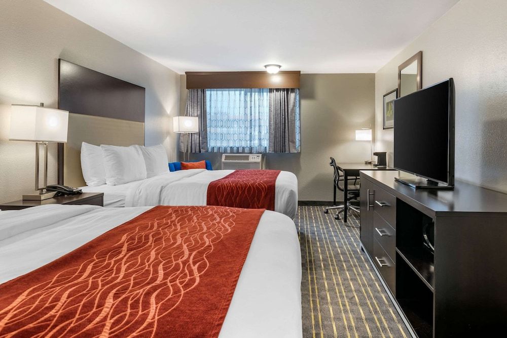 Comfort Inn & Suites Tigard near Washington Square Standard Room, 2 Queen Beds, Non Smoking (Pet Friendly) 3