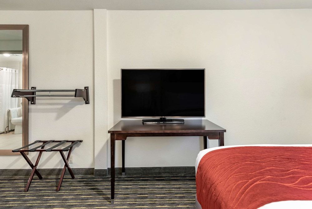 Comfort Inn & Suites Tigard near Washington Square Standard Room, 1 Queen Bed, Accessible, Non Smoking 5