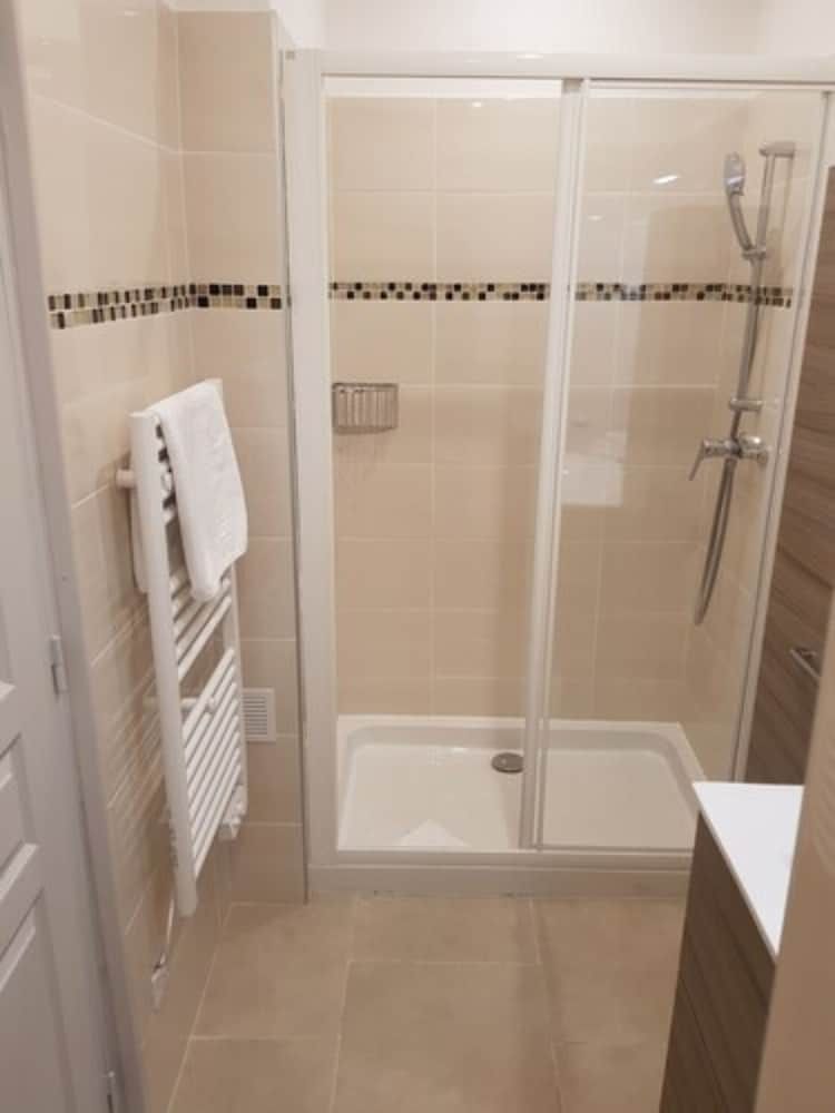 Hôtel Cannes Croisette Standard Double Room, Private Bathroom