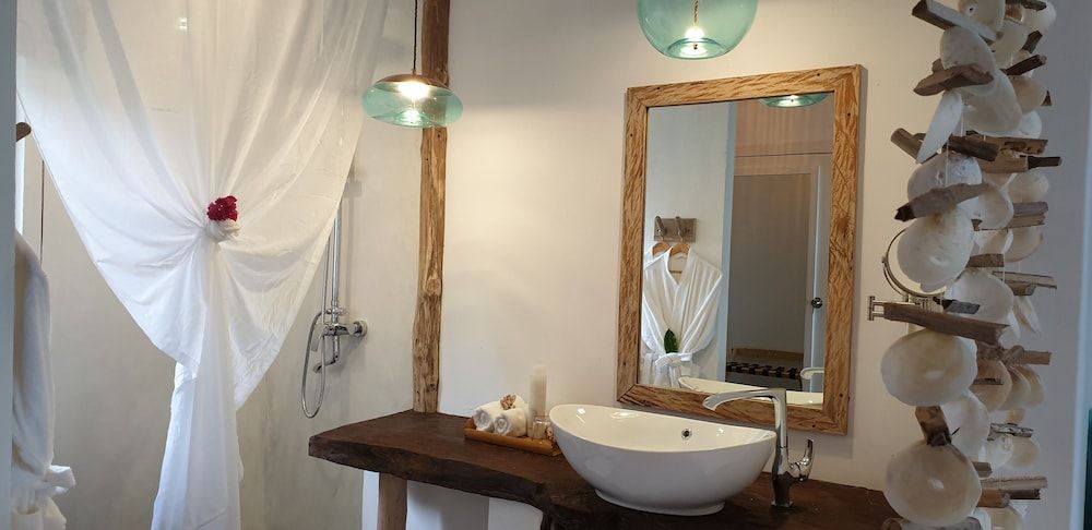 Bliss Hotel Praslin Deluxe Double Room, 1 Bedroom, Ocean View, Beachfront 4