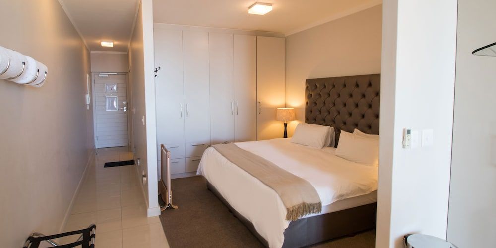 The Crystal Apartments Studio, 1 King Bed 2