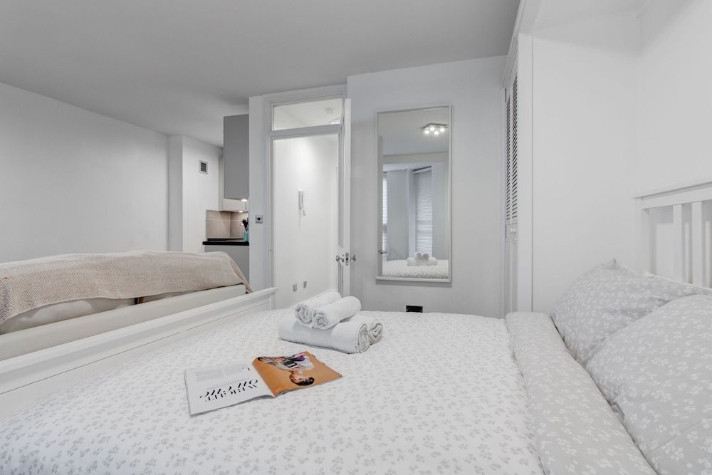 Sherborne Court Superior Studio, 1 King Bed with Sofa bed, Accessible, City View 3