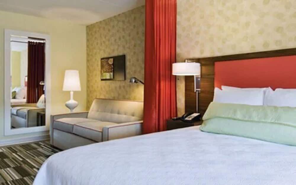 Suite, 1 King Bed, Accessible, Bathtub