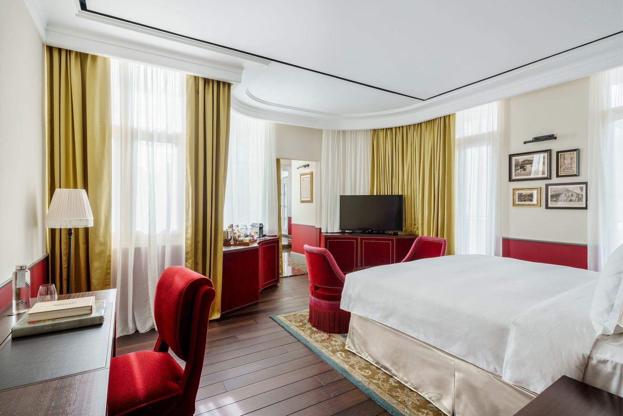 Maxwell Salon Club Suite, Club lounge access, 1 Bedroom Larger Suite, 1 King, Limited view