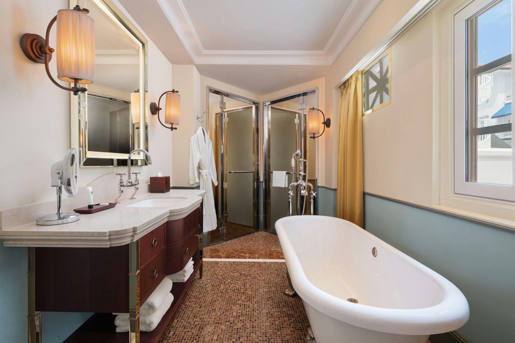 Le Colonial Bathtub Suite, 1 Bedroom Suite, 1 King, Tub