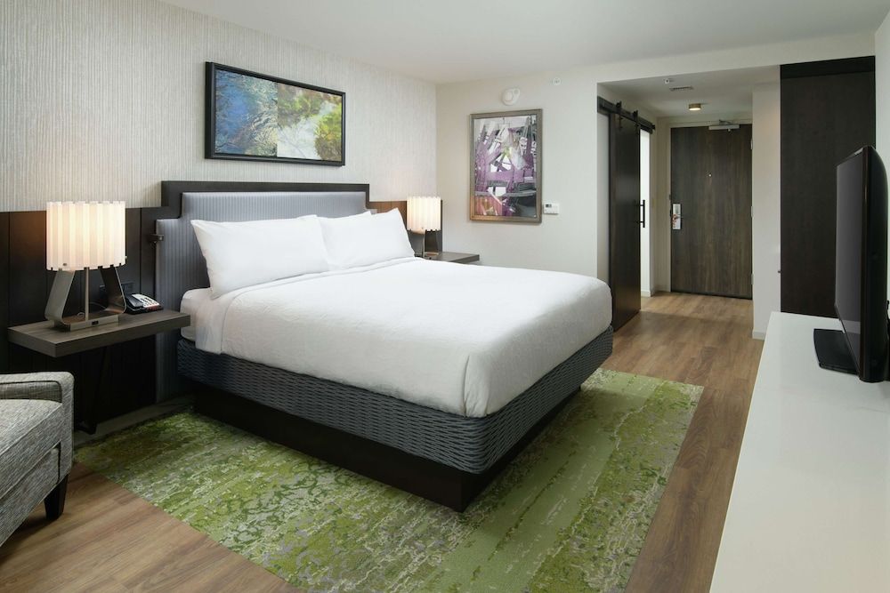 Room, 1 King Bed (Drinks & Snacks)