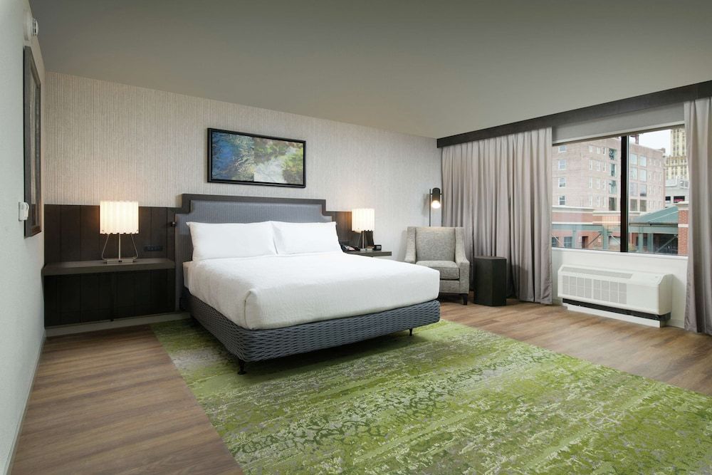 Deluxe Room, 1 King Bed, Accessible, Bathtub