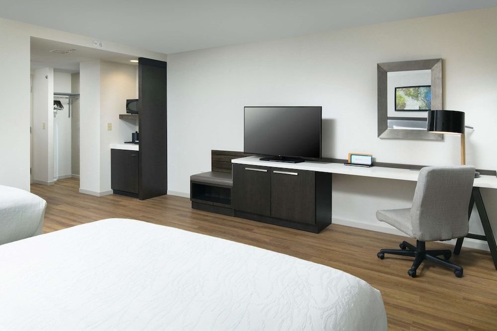 Deluxe Room, 2 Queen Beds, Accessible, Bathtub