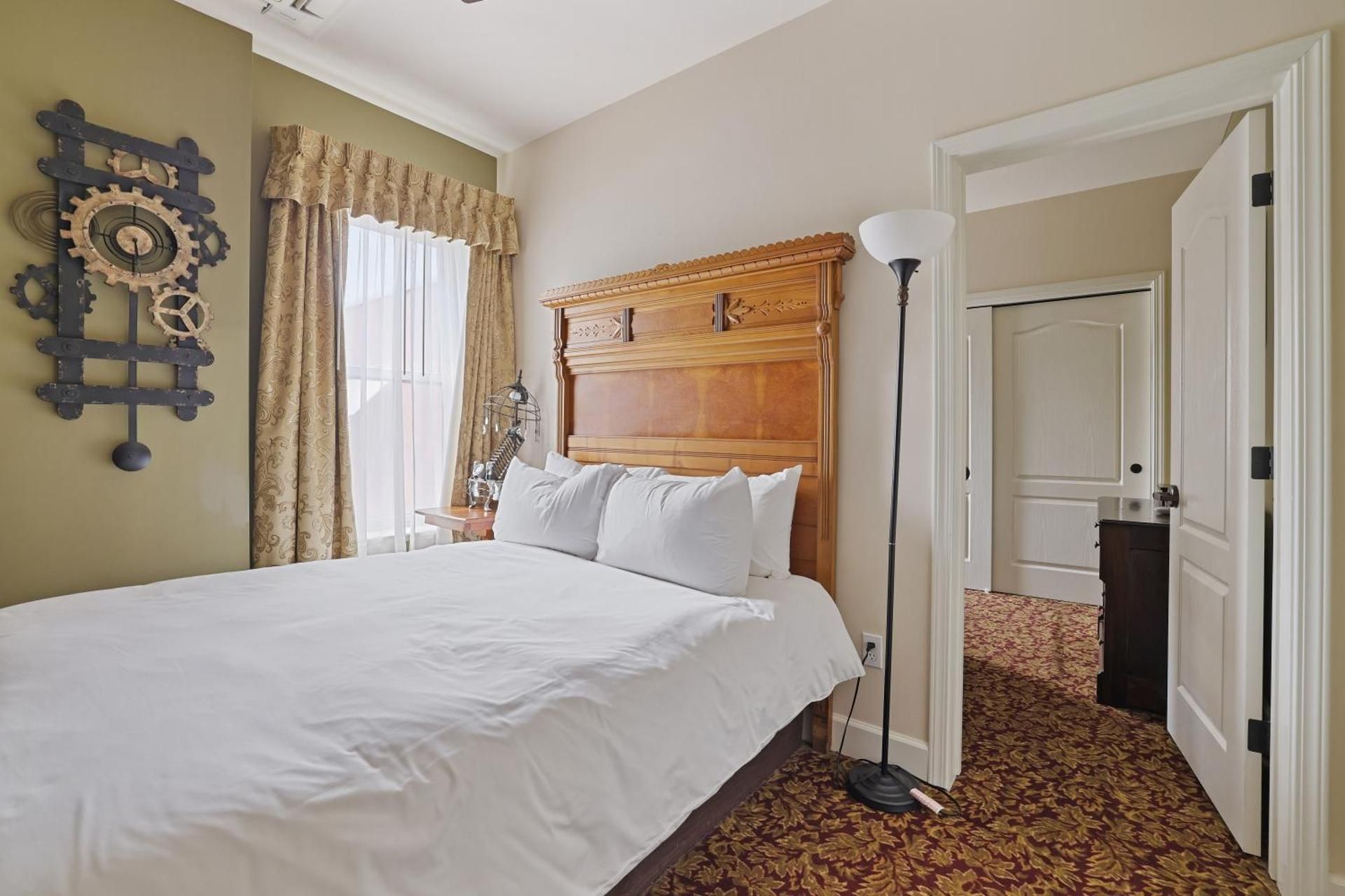 1 Queen Bed