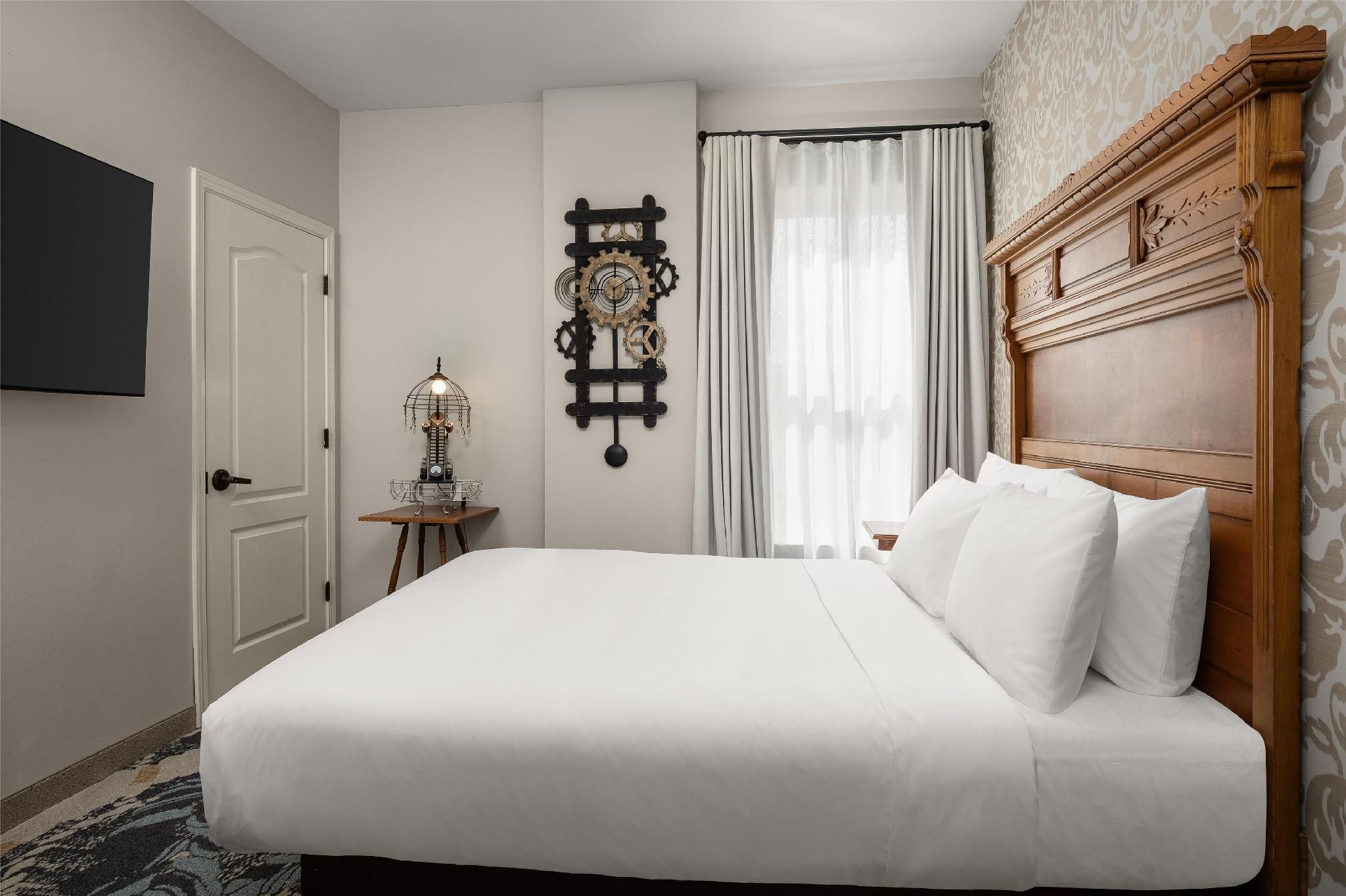 1 King Bed Deluxe W/Daybed And Soaker Tub
