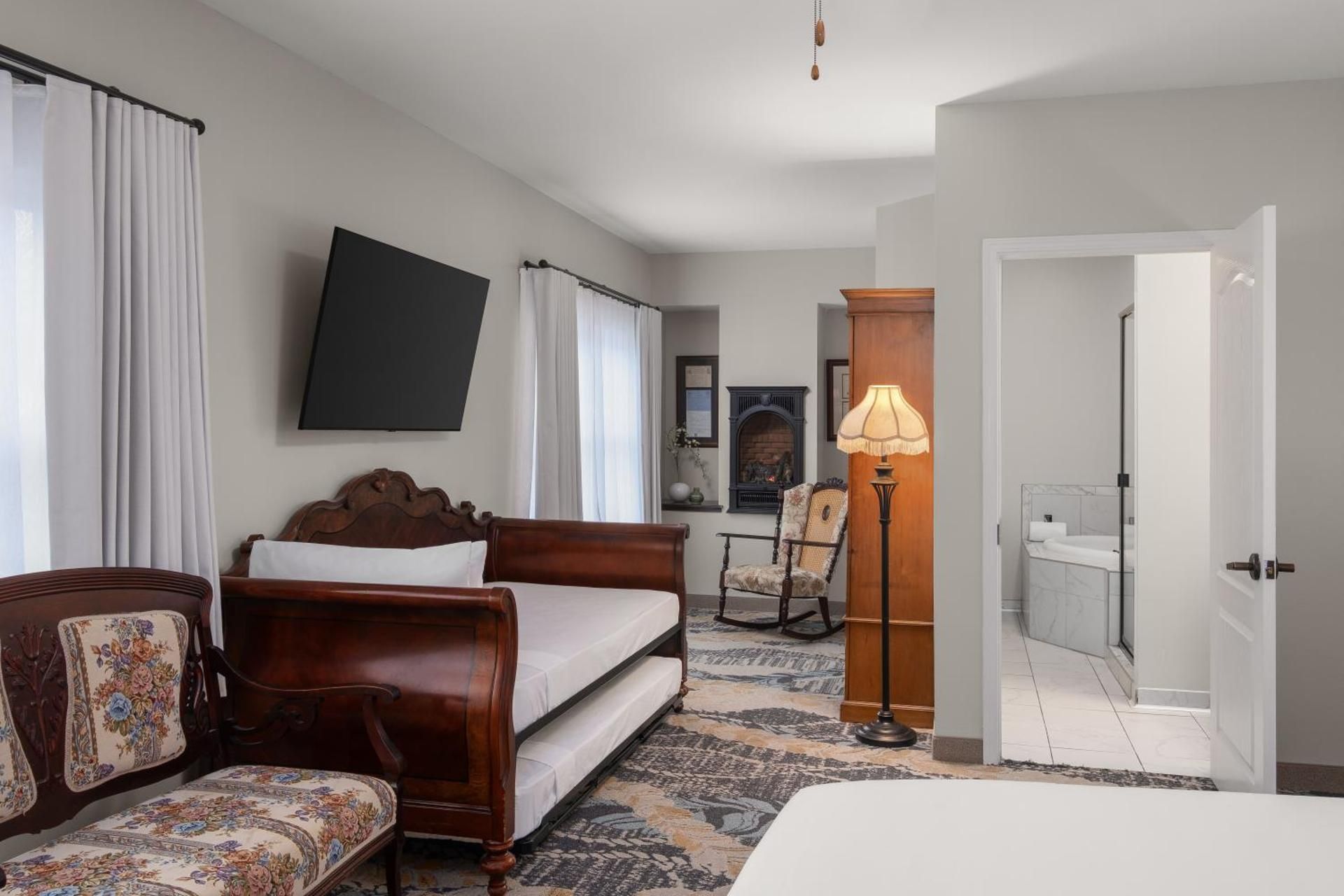Deluxe King Room with Bath Tub