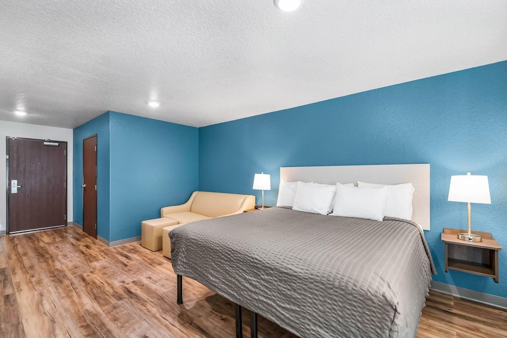 Standard Room, 1 King Bed, Non Smoking (Sofa)