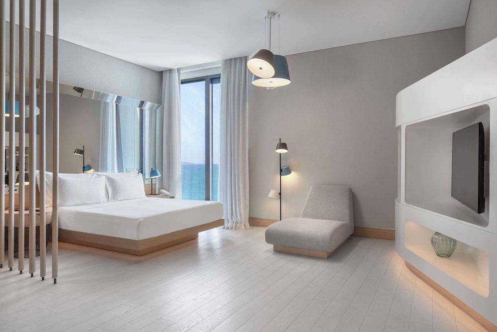 Junior Suite, 1 King Bed, Pool Access