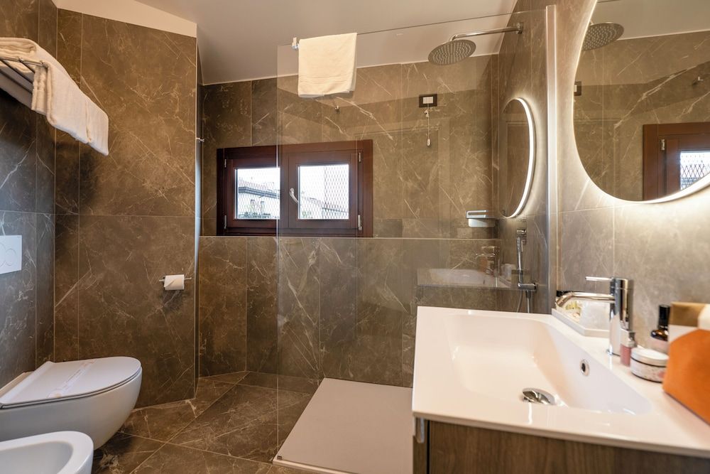 Carlton Comfort Double Room 9