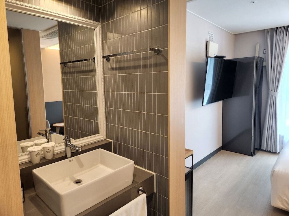 Hound Hotel Busan Station Standard Double Room 10