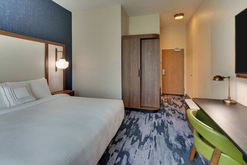 Room, 1 King Bed (Mobility/Hearing Access, Roll-In Shwr)