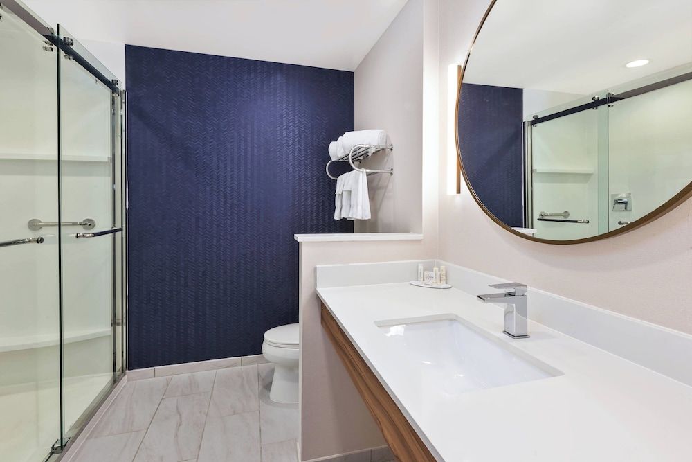 Suite, 1 King Bed, Non Smoking (Mobility/Hearing Accessible, Tub)
