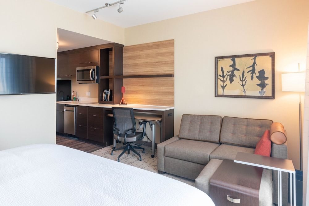 Studio, 1 King Bed with Sofa bed (Mobility Accessible, Roll-in Shower)