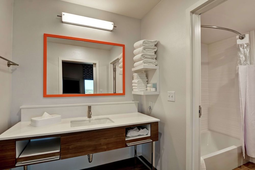 Studio, 1 King Bed, Refrigerator & Microwave (Wet bar)