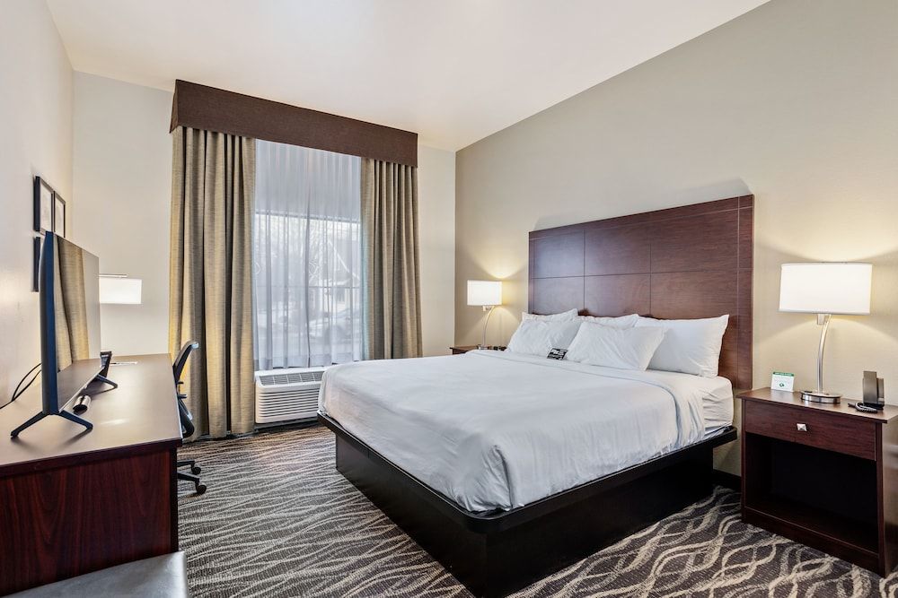 Room, 1 King Bed, Accessible Benched Tub, Audible/Visual Alert, Non Smoking