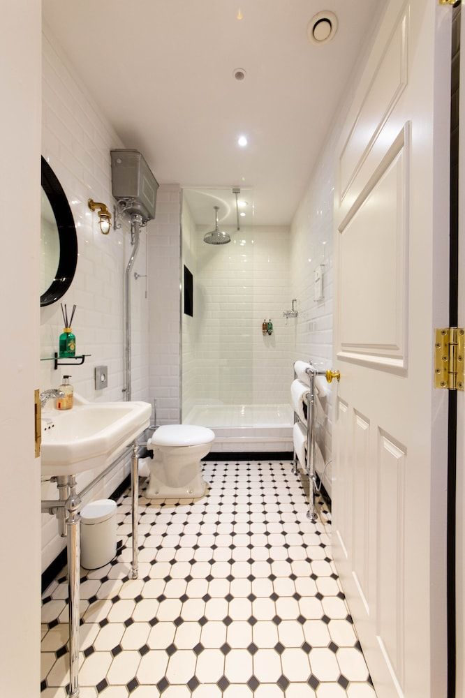 Linton Collection - 28 North Bridge West Wing, studio apartment 17 4