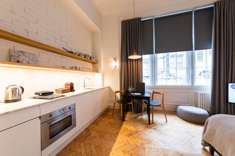 Linton Collection - 28 North Bridge West Wing, studio apartment 17 5