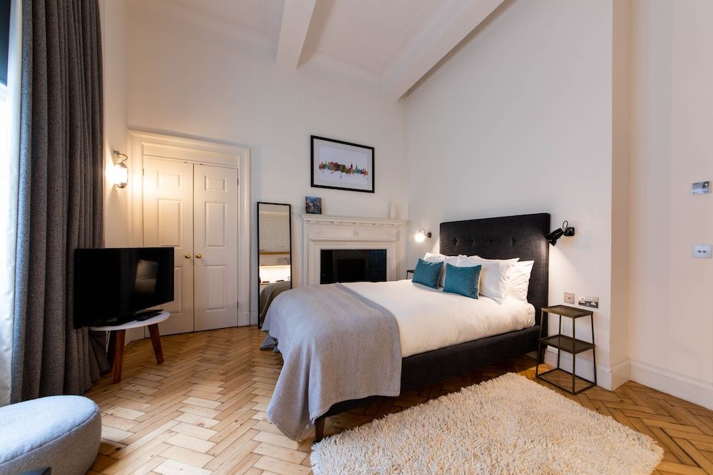 Linton Collection - 28 North Bridge West Wing, studio apartment 17