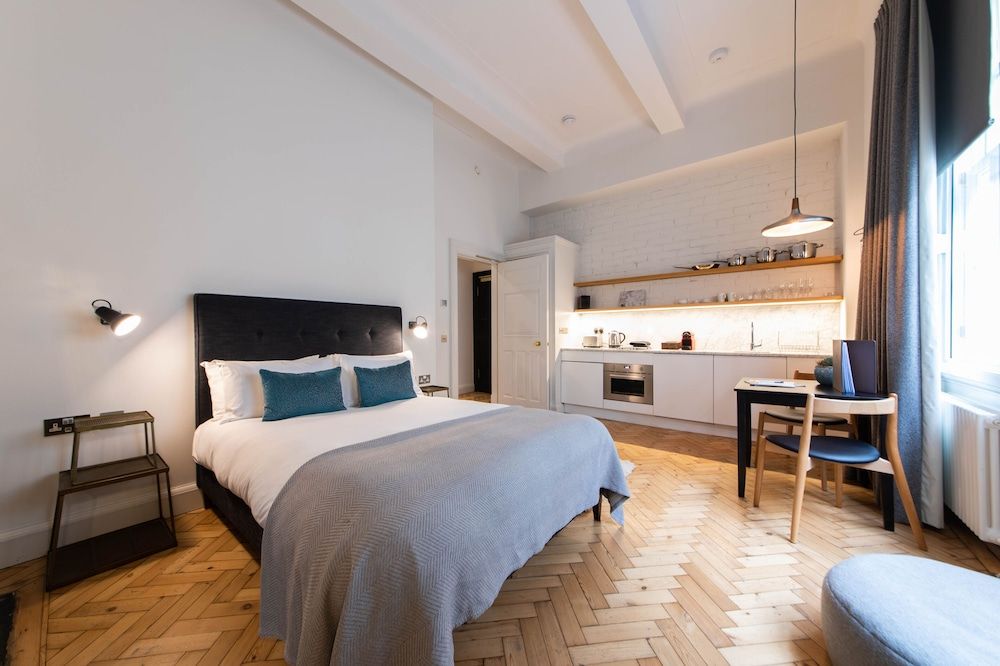 Linton Collection - 28 North Bridge West Wing, studio apartment 17 3