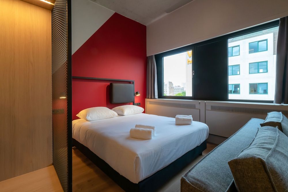 Via Suites Deluxe Studio Suite, 1 Double Bed, City View 2