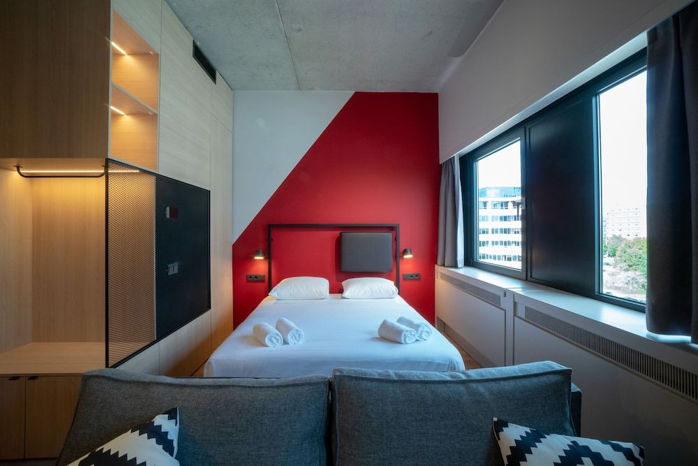 Via Suites Deluxe Studio Suite, 1 Double Bed, City View 3