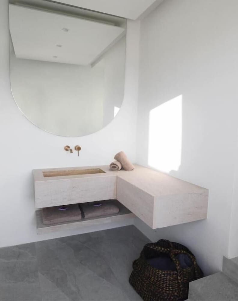 Charisma Hotel and Wellness Suites Deluxe Suite with Balcony and Sea View 9