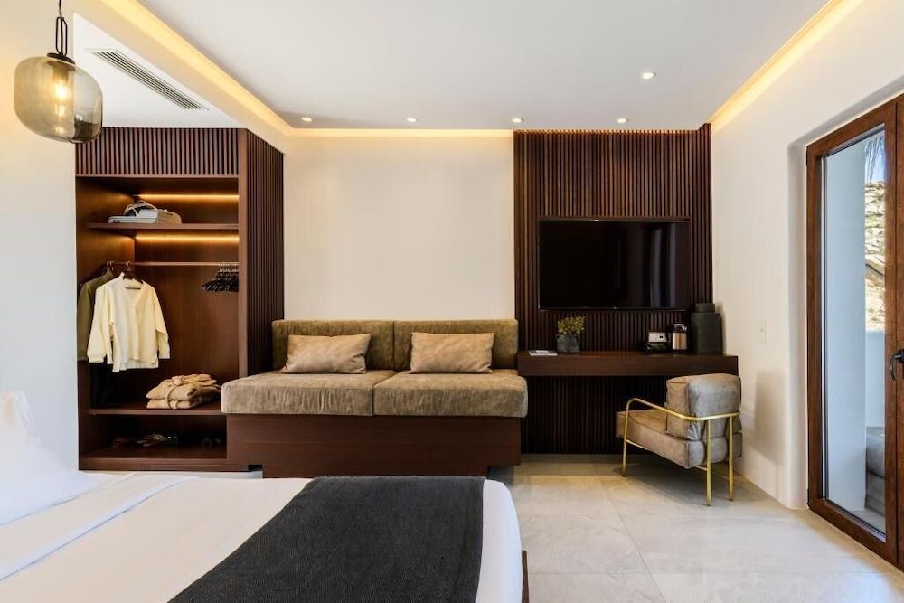 Deluxe suite with luxury bath and private pool