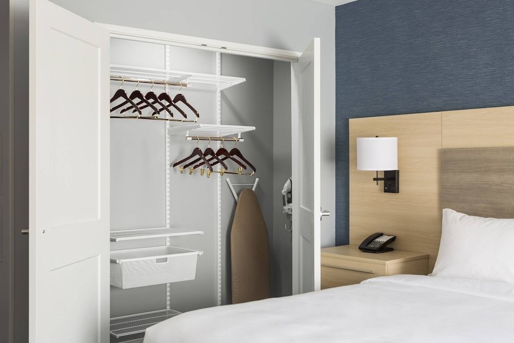 Studio, 1 King Bed (Mobility Accessible, Roll-in Shower)