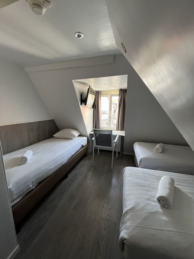 Small Private Triple Room In Attic