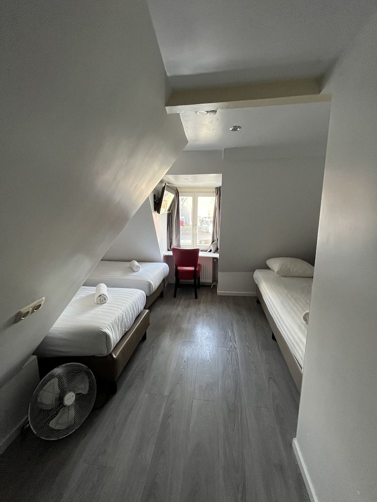 Small Private Triple Room In Attic