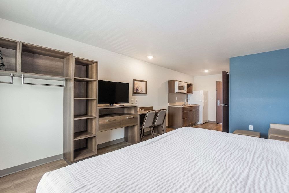 WoodSpring Suites Chicago Midway Room, 1 King Bed, Accessible, Non Smoking 3