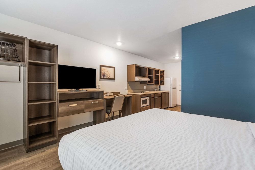 WoodSpring Suites Chicago Midway Room, 1 Queen Bed, Accessible, Non Smoking (Bathtub) 2