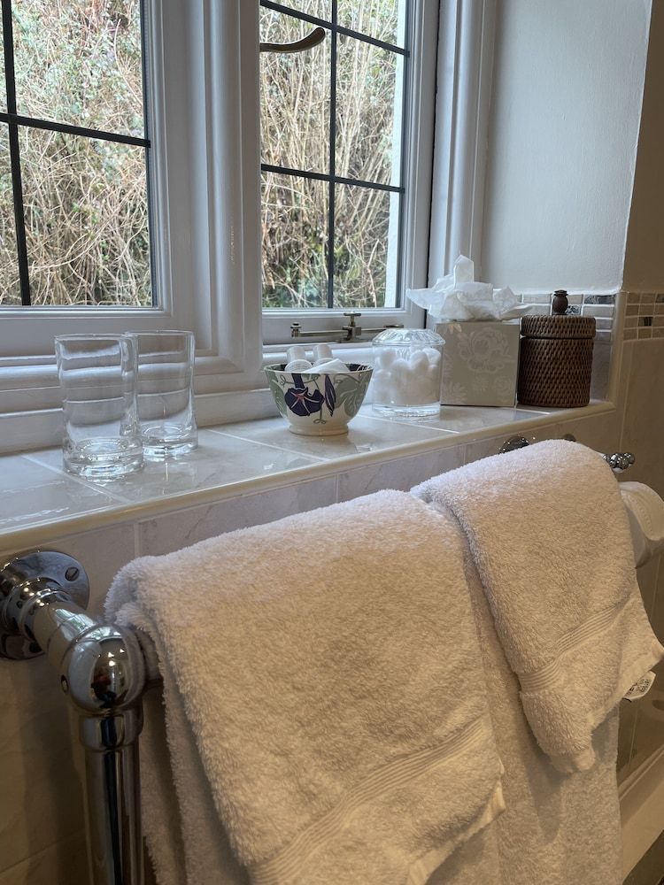 Edgcott House Double Room, Ensuite (Room 1) 5