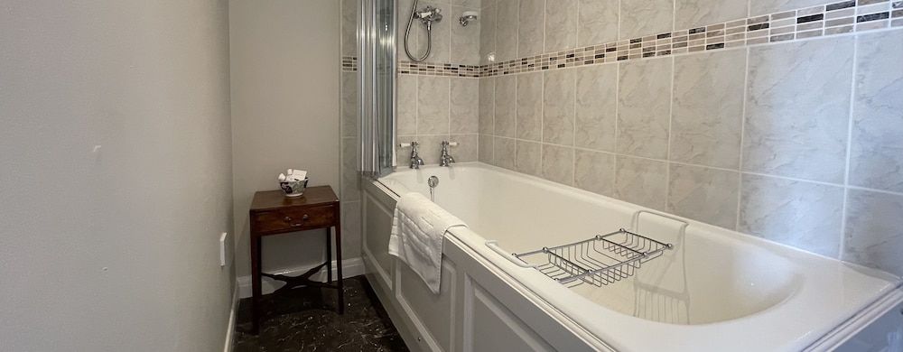 Edgcott House Double Room, Ensuite (Room 1) 4