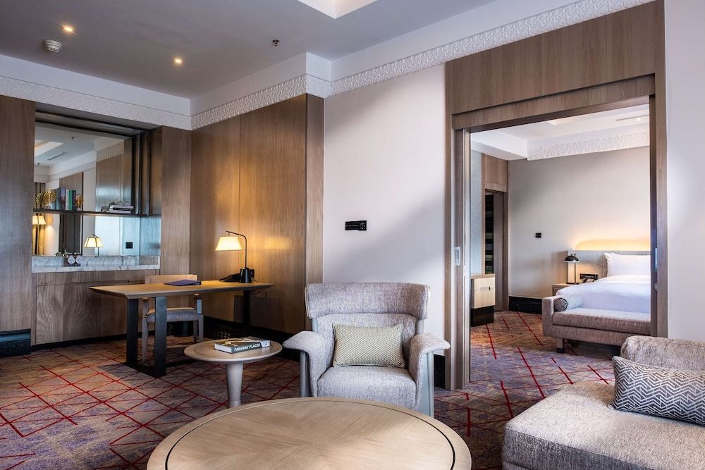 KING LAKE VIEW SUITE