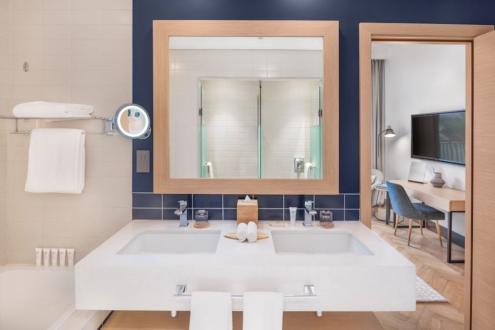 Vida Beach Resort Umm Al Quwain Deluxe Room, 2 Twin Beds, Partial Sea View 4