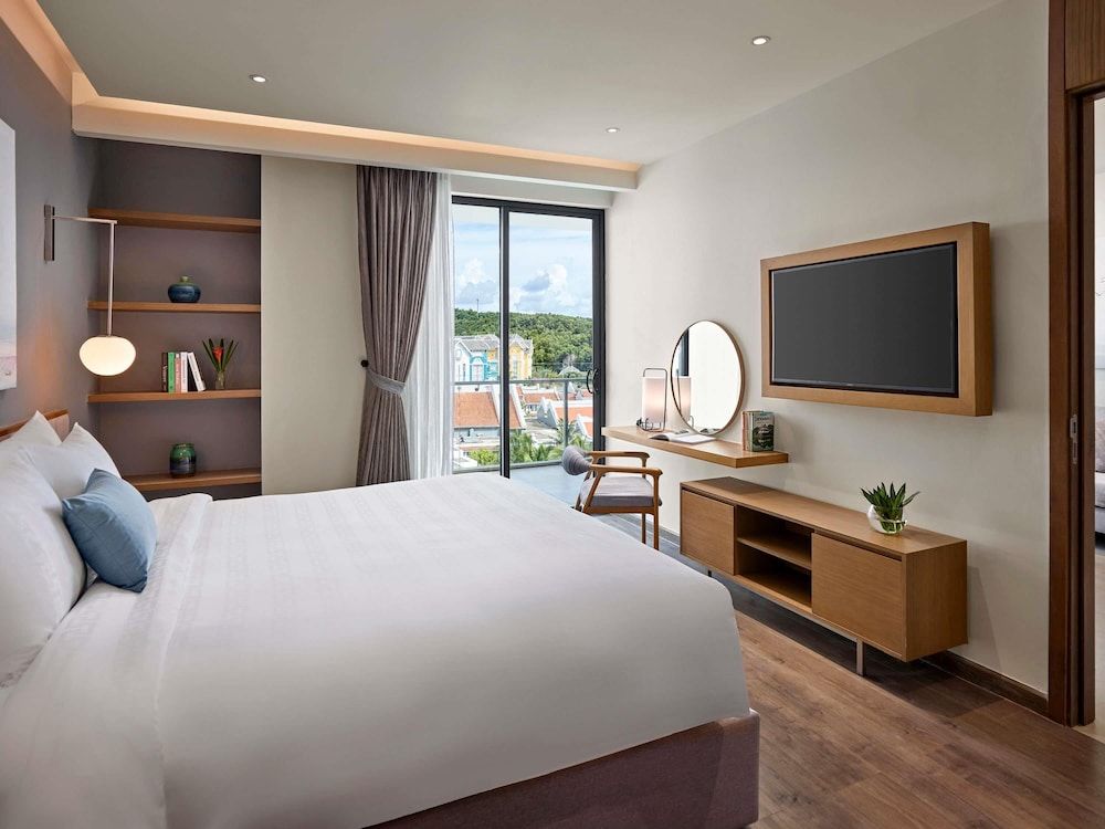 Superior Suite, Balcony (1 King Bed)