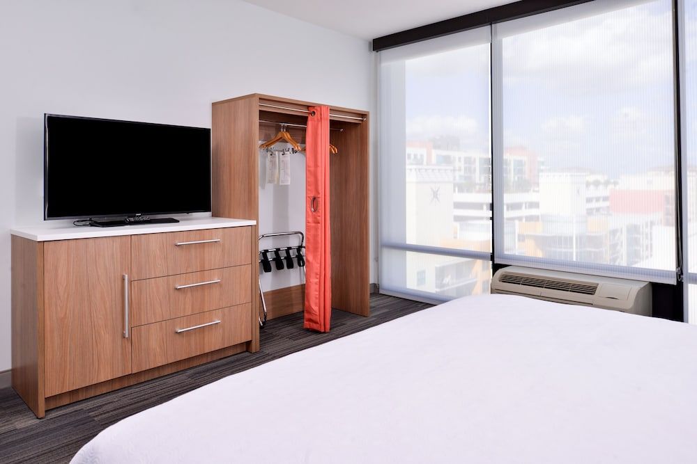Suite, 1 Bedroom, Corner (1 King Bed)