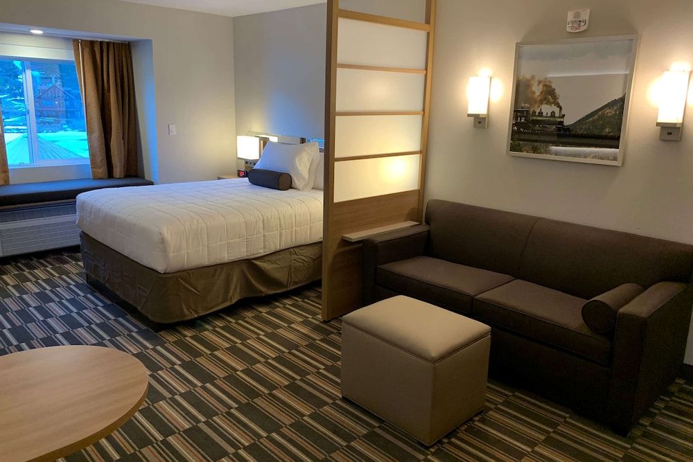 Suite, 1 Queen Bed, Non Smoking, Lakeside