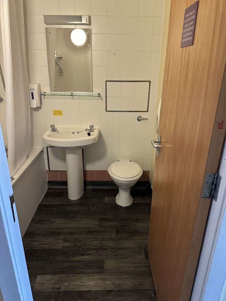 Britannia Inn Glasgow Standard Double Room 10