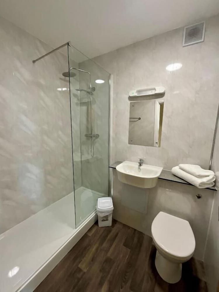 Britannia Inn Glasgow Standard Double Room 13